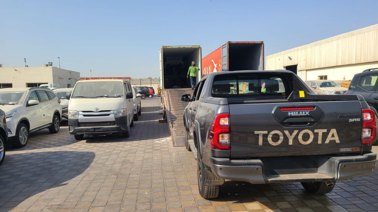 Погрузка автомобиля в контейнер